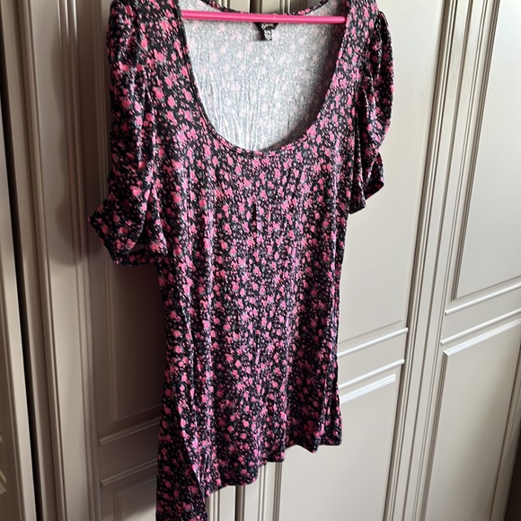 Guess navy and pink floral top, XL - Picture 2 of 5